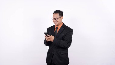 Genç iş adamları beyaz arka planda akıllı telefonlar kullanıyorlar.