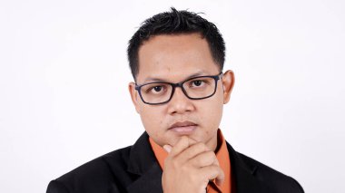 Asyalı iş adamlarının beyaz arka planda düşündüklerini kapatın.