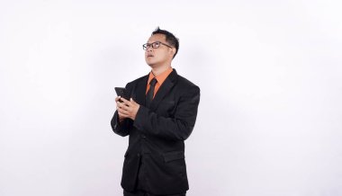 Genç iş adamları beyaz arka planda akıllı telefonlar kullanıyorlar.