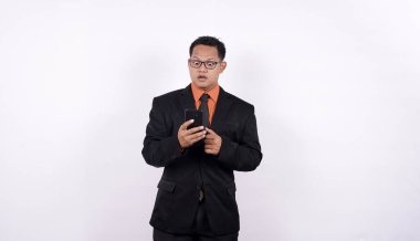 İş adamı wow ifadesi bak el telefonu beyaz arkaplan