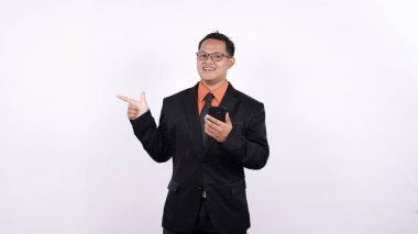 Telefon beyaz arkaplanlı işadamının portresi