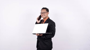 Telefondaki beyaz arkaplan izole edilirken elinde dizüstü bilgisayar tutan iş adamı