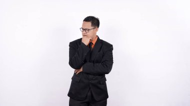 Asyalı iş adamı düşünüyor ve beyaz arka plan hakkında fikir ediniyor.