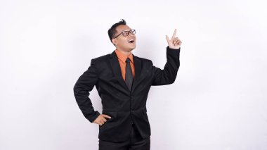 Asyalı iş adamı düşünüyor ve beyaz arka plan hakkında fikir ediniyor.