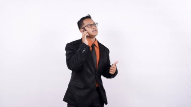 Asyalı iş adamı soyutlanmış beyaz arka planı arıyor