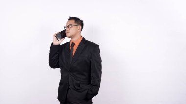 Asyalı iş adamı soyutlanmış beyaz arka planı arıyor