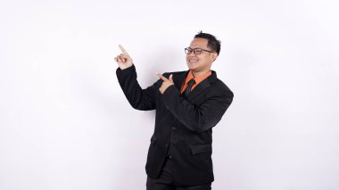 Asyalı iş adamı boş alanı gösterdi izole edilmiş beyaz arkaplan