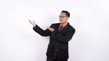 Asyalı iş adamı boş alanı gösterdi izole edilmiş beyaz arkaplan