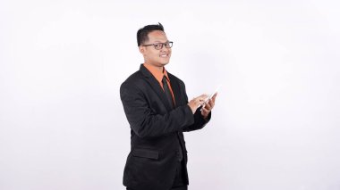 Telefon beyaz arkaplanlı işadamının portresi