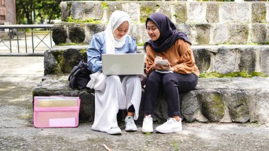 İki Asyalı kız öğrenci arkadaş tartışıyorlar 