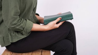 Hıristiyan kadınlar kutsal metinleri izole edilmiş beyaz arka planda tutarlar.