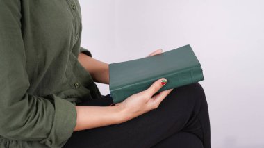 Hıristiyan kadınlar kutsal metinleri izole edilmiş beyaz arka planda tutarlar.