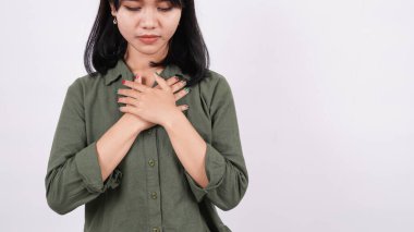 Hristiyan bir kadın mütevazı bir şekilde beyaz arka plan için dua ediyor.