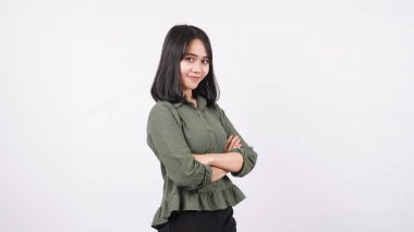 İzole edilmiş beyaz arka plan pozu veren mutlu genç kadın.