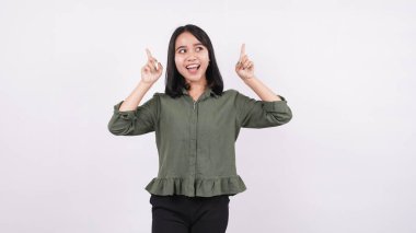 Gülümseyen Asyalı bir kadın beyaz bir arkaplana işaret etti.