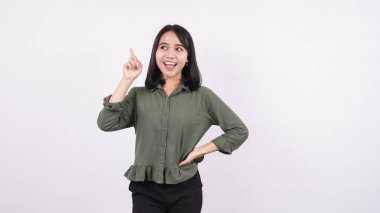 Gülümseyen Asyalı bir kadın beyaz bir arkaplana işaret etti.