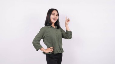 Gülümseyen Asyalı bir kadın beyaz bir arkaplana işaret etti.