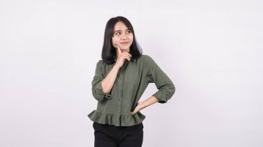 Asyalı kadın beyaz arka plana yan bakarken düşünüyor