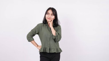 Asyalı kadın beyaz arka plana yan bakarken düşünüyor