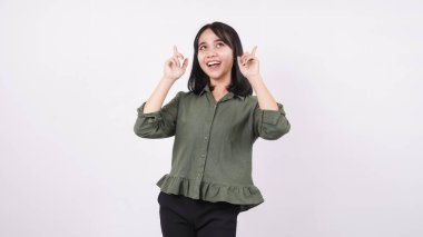 Mutlu Asyalı kadın beyaz bir arka plana işaret ediyor.