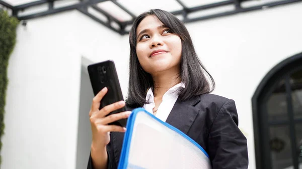 Beautiful Young Asian Business Woman Suit Standing Cafe Phone Brown — Stock Photo, Image