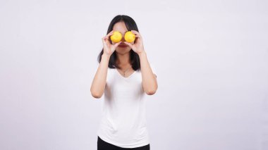 Beyaz arka planda limonlu güzel Asyalı kadınlar