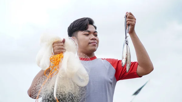 Boldog Fiatal Halász Parton Fogja Fogási Halat Megjelenik Hajója Előtt — Stock Fotó