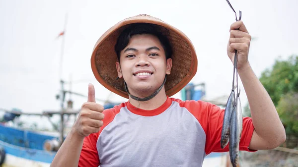 Kumsalda Balığını Tutan Genç Mutlu Balıkçı Teknesinin Önünde Beliriyor — Stok fotoğraf
