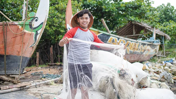 Retrato Joven Pescador Que Prepara Una Red Pesca Playa — Foto de Stock