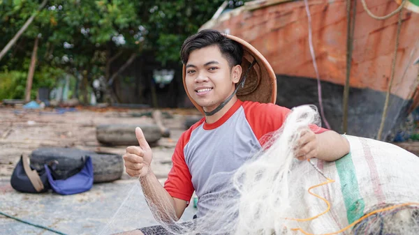 Portrét Mladého Rybáře Jak Připravuje Rybářskou Síť Pláži — Stock fotografie