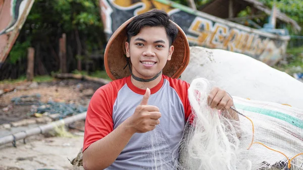 Portrét Mladého Rybáře Jak Připravuje Rybářskou Síť Pláži — Stock fotografie