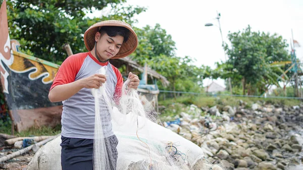 Retrato Joven Pescador Que Prepara Una Red Pesca Playa — Foto de Stock