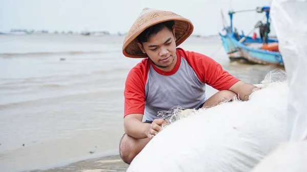 Retrato Joven Pescador Que Prepara Una Red Pesca Playa — Foto de Stock
