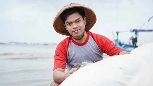 Retrato Jovem Pescador Sexo Masculino Preparando Uma Rede Pesca Praia — Fotografia de Stock