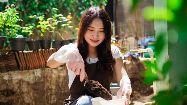 Aziatische Vrouw Bereid Een Plaats Voor Het Planten Met Pot — Stockfoto