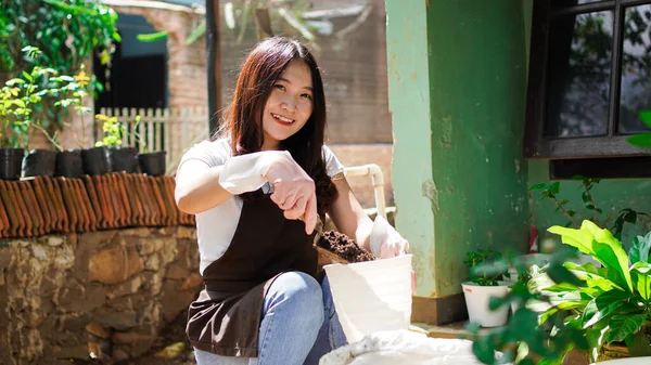 Mujer Asiática Preparar Lugar Para Plantar Con Maceta —  Fotos de Stock