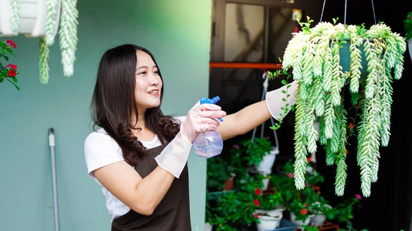 Mujer Asiática Teniendo Cuidado Riego Flor Casa Jardín —  Fotos de Stock