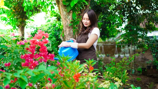 Mulher Asiática Tomando Cuidado Regando Flor Casa Jardim — Fotografia de Stock