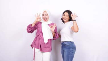 İki Asyalı kadın, soyutlanmış beyaz bir geçmişi takdir eder.