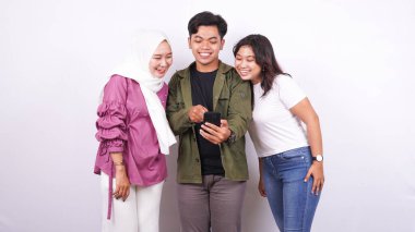 İki kadın ve bir erkek, izole edilmiş beyaz bir geçmişle konuşuyorlar.