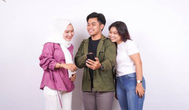 İki kadın ve bir erkek, izole edilmiş beyaz bir geçmişle konuşuyorlar.