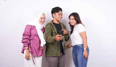 İki kadın ve bir erkek, izole edilmiş beyaz bir geçmişle konuşuyorlar.