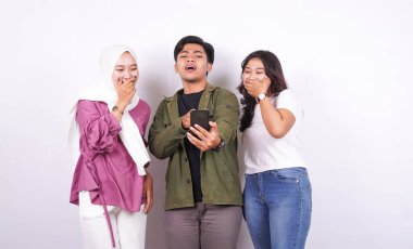 İki kadın ve bir erkek, izole edilmiş beyaz bir geçmişle konuşuyorlar.