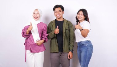 Bir grup insan izole edilmiş beyaz arkaplanı destekliyor