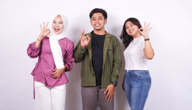 Bir grup insan izole edilmiş beyaz arkaplanı destekliyor