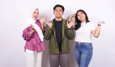 İki kadın ve erkek el ele tutuşup izole edilmiş beyaz arka plan