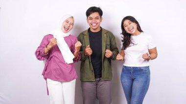 Bir grup insan, başarıyı izole edilmiş beyaz arkaplanı kutluyor