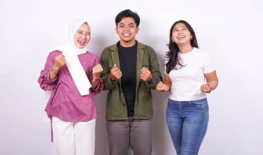 Bir grup insan, başarıyı izole edilmiş beyaz arkaplanı kutluyor