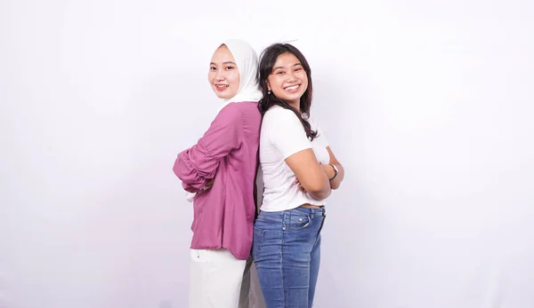 Duas Mulheres Asiáticas Fazendo Expressões Felizes Isolado Fundo Branco — Fotografia de Stock