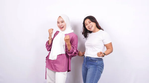 Dua Wanita Asia Merayakan Latar Belakang Putih Yang Terisolasi — Stok Foto